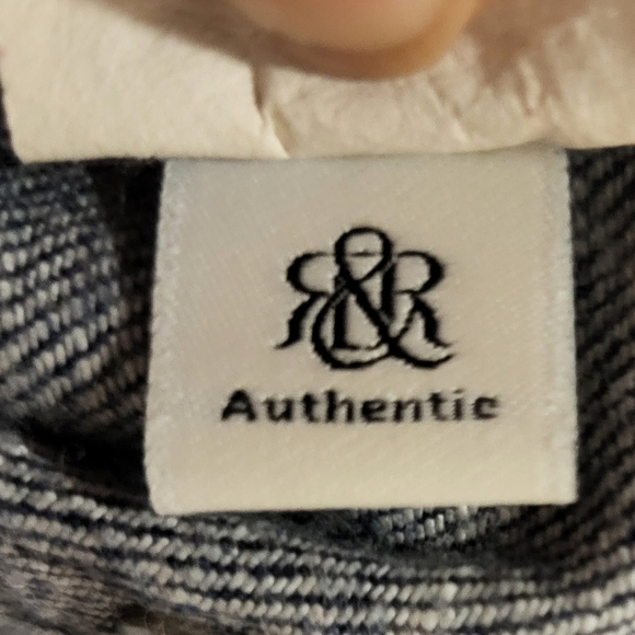 Rock &:Republic Dark Blue Jeans w/chain Details On Pockets- Size 30 Waist - Picture 2 of 13